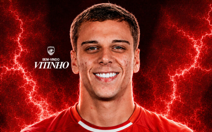 Vitinho foi anunciado como reforço do Santa Clara (Foto: Divulgação/Santa Clara)