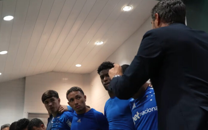 Artur Jorge em conversa com os jogadores no vestiário do Couto Pereira (Foto: Reprodução/TV Cruzeiro)