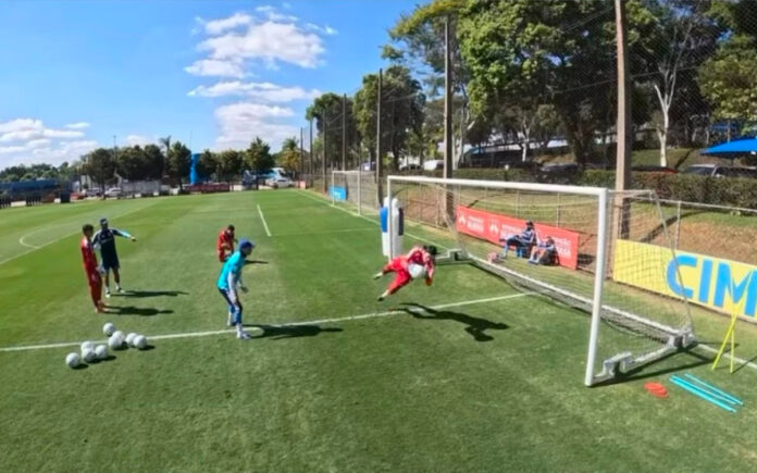 Cássio, goleiro do Cruzeiro, em treino na Toca da Raposa ll (Foto: Reprodução/Instagram)