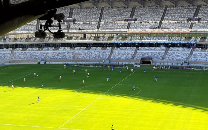 A tecnologia do impedimento semiautomático conta com 28 câmeras, que foram instaladas em 12 posições diferentes, fixadas nas hastes de sustentação da cobertura do Mineirão (Foto: Divulgação/Mineirão)