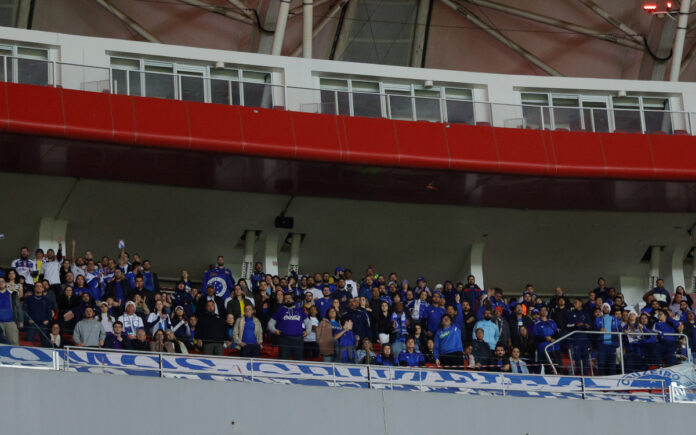 Torcida do Cruzeiro no Beira-Rio (Foto: Marcelo Oliveira/Staff Image)