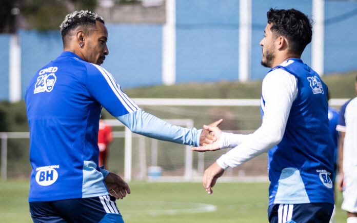 Matheus Pereira e William em atividade na Toca da Raposa (Foto: Gustavo Aleixo/Cruzeiro)
