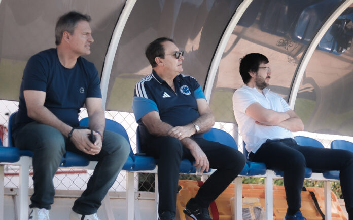 Pedrinho ao lado de Bruno Spindel e Joaquim Pinto, membros da diretoria celeste (Foto: Gustavo Aleixo/Cruzeiro)