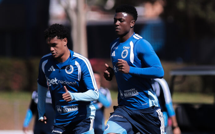 Néiser Villareal ao lado de Kaique Kenji em treino na Toca da Raposa ll (Foto: Gustavo Martins/Cruzeiro)