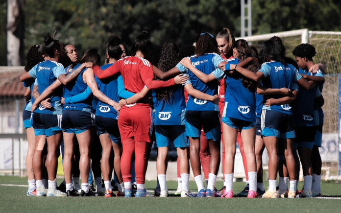 Time do Cruzeiro reunido no campo da Toca da Raposa l (Foto: Gustavo Martins/Cruzeiro)