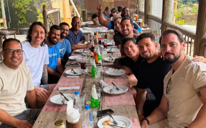 Jogadores e funcionários do Cruzeiro em um restaurante em BH (Foto: Reprodução/Redes Sociais)