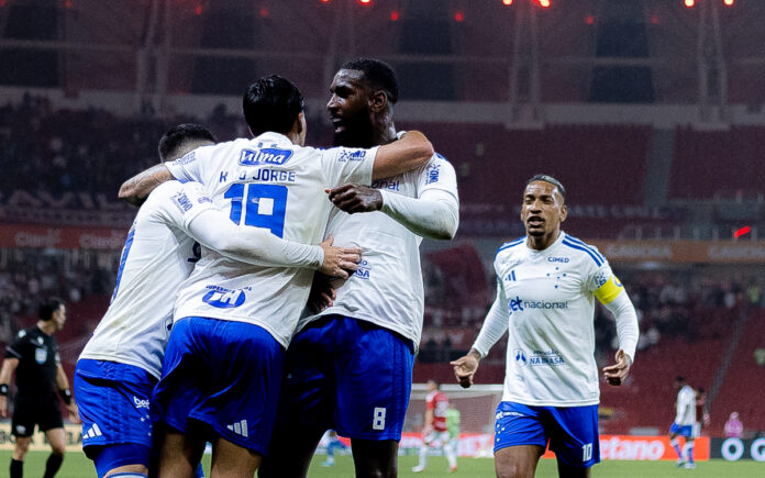 Jogadores do Cruzeiro comemoram gol no Beira-Rio (Foto: Lucas Bubols/Cruzeiro)