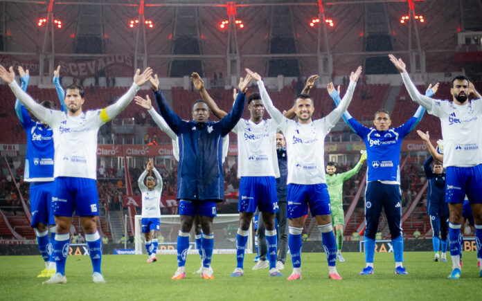 Jogadores do Cruzeiro comemoram vitória do Cruzeiro no Beira-Rio (Lucas Bubols/Cruzeiro)