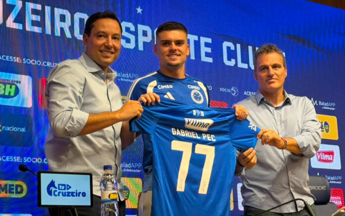 Gabriel Pec foi apresentado como novo jogador do Cruzeiro (Foto: Samuel Venâncio/Central da Toca)