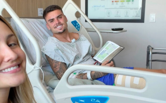 Pec publicou uma foto ao lado da esposa no Hospital Orizonte, em BH (Foto: Reprodução/Instagram)