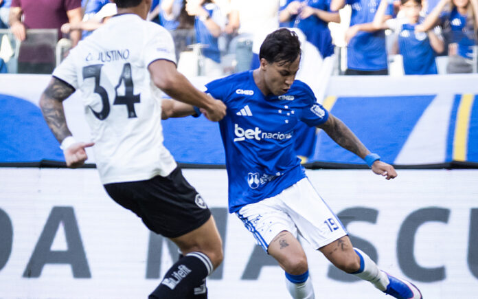 Kaio Jorge em disputa de bola no duelo com o Botafogo (Foto: Gustavo Aleixo/Cruzeiro)
