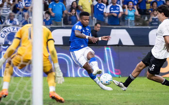 Arroyo arrisca o chute no duelo diante do Botafogo (Foto: Gustavo Aleixo/Cruzeiro)