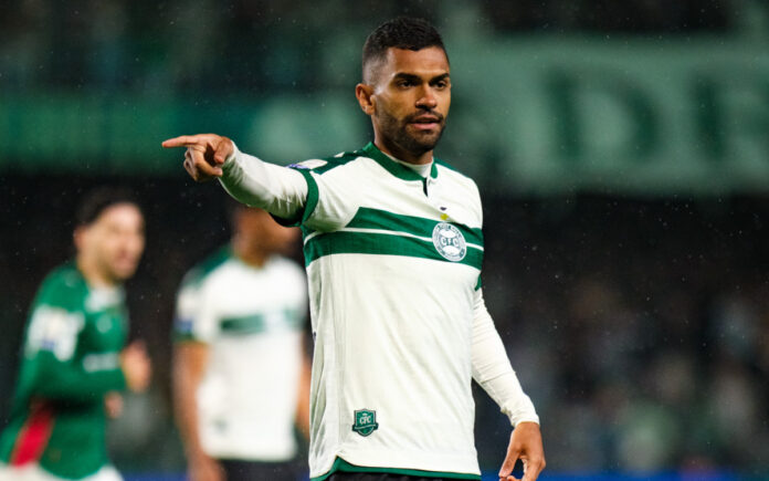 Vini Paulista, meio-campista do Coritiba, será desfalque contra o Cruzeiro (Foto: Divulgação/Coritiba)