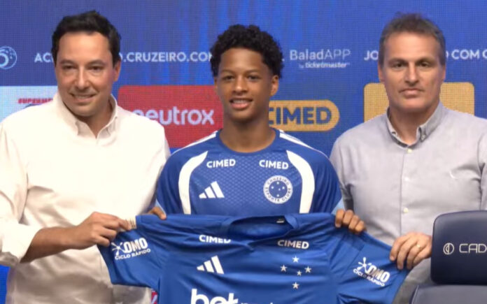 Zé Lucas apresentado como novo jogador do Cruzeiro (Foto: Reprodução/TV Cruzeiro)