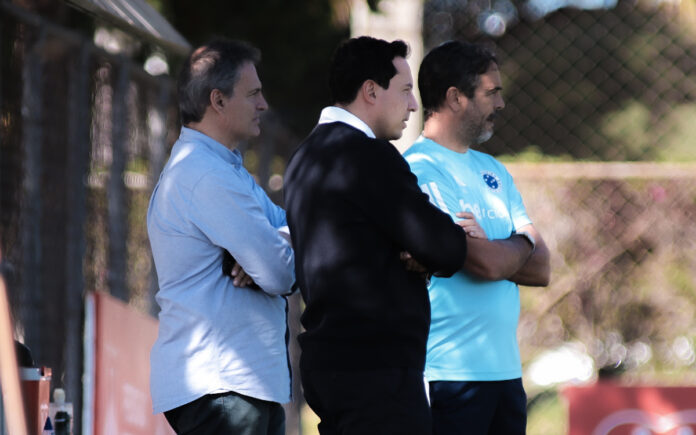 Artur Jorge, técnico do Cruzeiro, ao lado de Pedro Junio, vice-presidente, e Bruno Spindel, diretor executivo de futebol do clube celeste (Foto: Gustavo Martins/Cruzeiro)