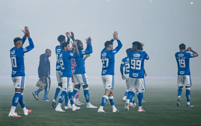 Jogadores do Cruzeiro no Couto Pereira nesta quinta (Foto: Igor Barrankievicz/Cruzeiro)