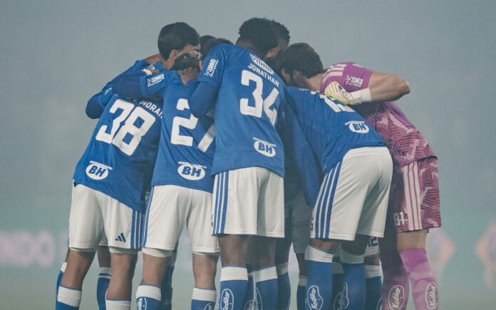 Time do Cruzeiro reunido em campo no Couto Pereira (Foto: Igor Barrankievicz/Cruzeiro)