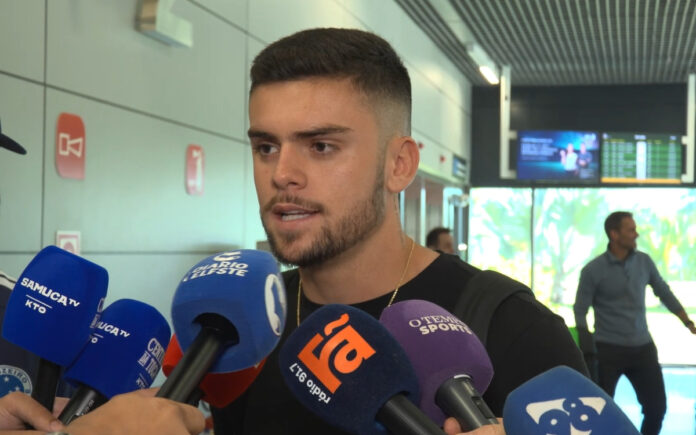 Gabriel Pec em chegada no Aeroporto Internacional de BH