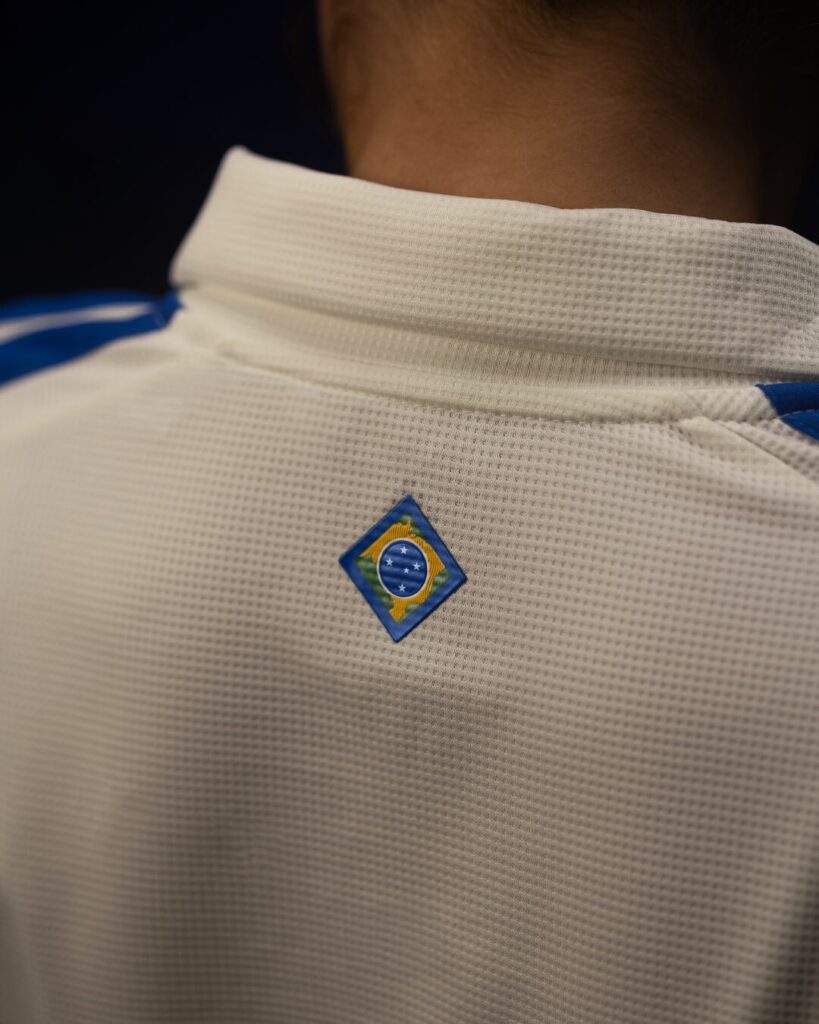 Cruzeiro divulgou detalhes da nova camisa (Foto: Reprodução/Cruzeiro)