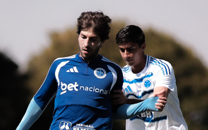 Jogo-treino entre base e profissional na Toca II