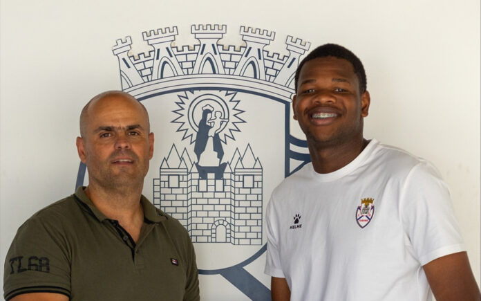 Kaiquy Luiz foi anunciado pelo Feirense, de Portugal (Foto: Feirense/Divulgação)