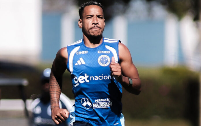Matheus Pereira durante treino de olho no Coritiba