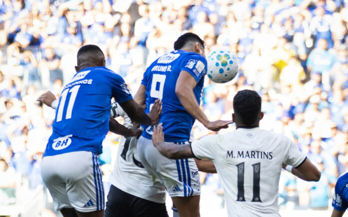 Marquinhos e Bruno Rodrigues disputam bola pelo alto em Cruzeiro x Botafogo