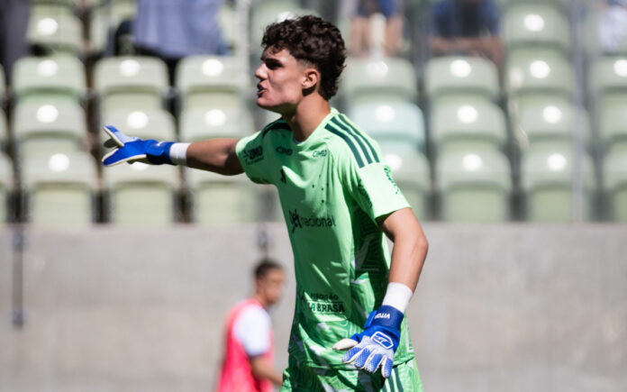 O goleiro Vitor Lamounier, de 18 anos, em sua estreia no profissional do Cruzeiro