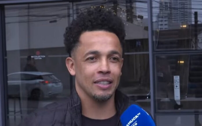 Rafinha, ex-atacante do Cruzeiro, concedeu entrevista exclusiva à Samuca TV em Curitiba (Foto: Samuca TV)