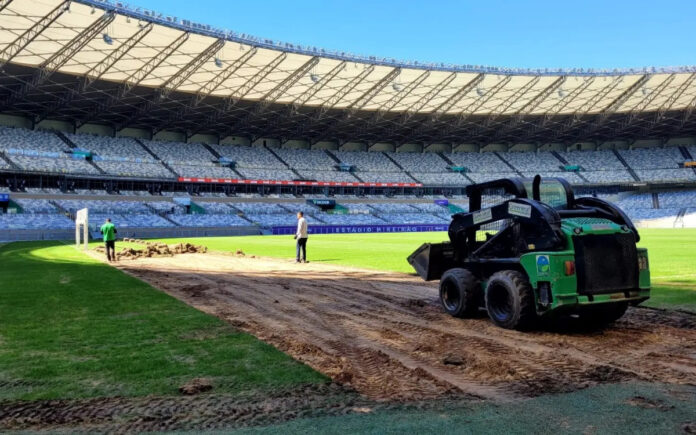 Mineirão realizando troca parcial no gramado (Foto: Mineirão/Divulgação)
