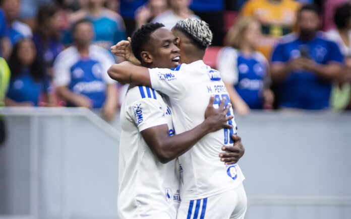 Sinisterra e Matheus Pereira, jogadores do Cruzeiro