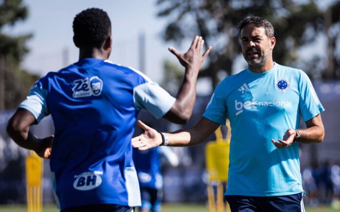 Sinisterra e Artur Jorge em treino do Cruzeiro (Foto: Gustavo Aleixo/Cruzeiro)