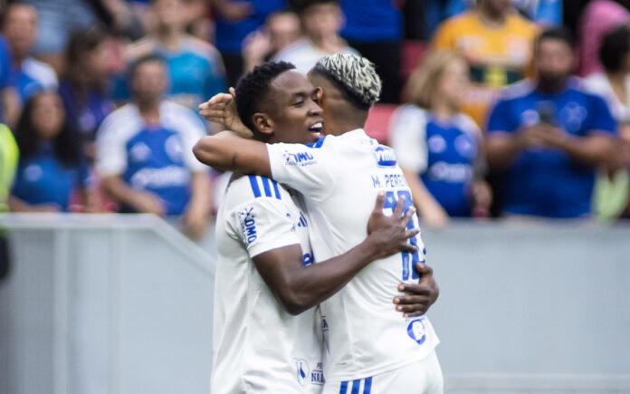 Comemoração de Sinisterra e Matheus Pereira em amistoso do Cruzeiro (Foto: Gustavo Aleixo/Cruzeiro)