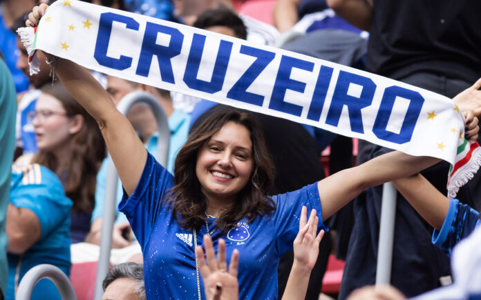 Torcedora do Cruzeiro no Mané Garrincha