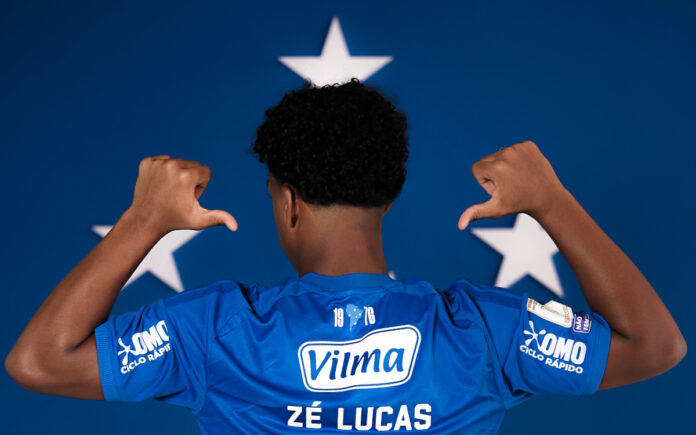Zé Lucas foi anunciado oficialmente como reforço do Cruzeiro neste sábado (25)