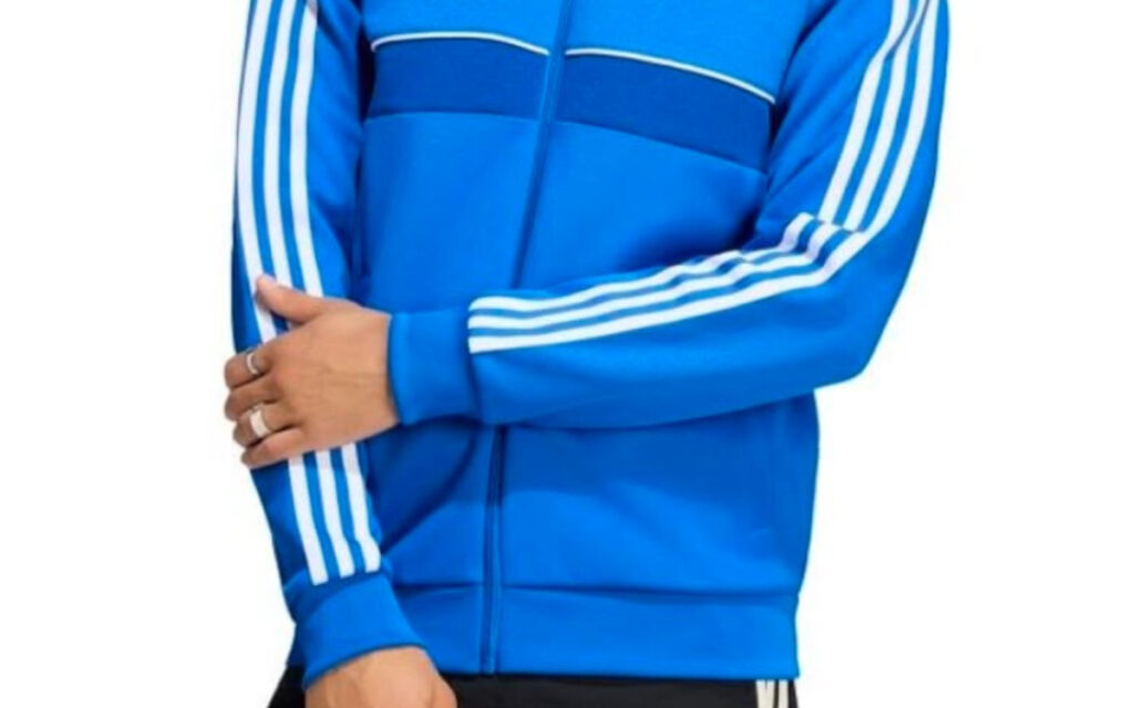 Agasalho tem as listras da Adidas e degradê em dois tons de azul
