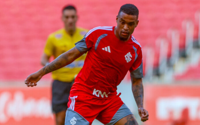 Alerrandro, atacante do Inter, em jogo-treino contra o Caxias
