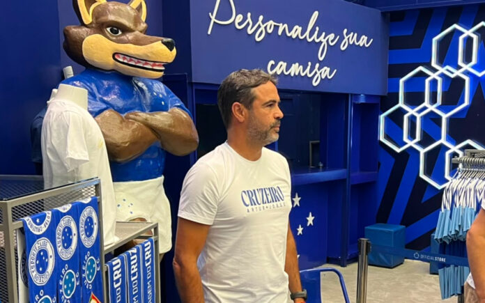 Artur Jorge, técnico do Cruzeiro, em noite de autográfos