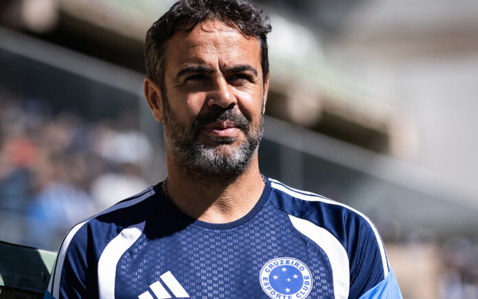 Artur Jorge durante amistoso do Cruzeiro, no Independência
