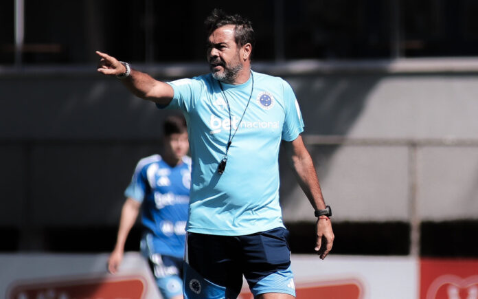 Artur Jorge, técnico do Cruzeiro, em treino na Toca II
