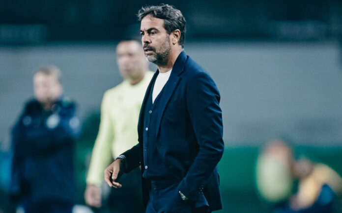 Artur Jorge em jogo contra o Coritiba, no Couto Pereira