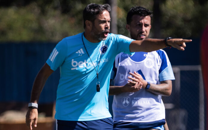 Artur Jorge durante treino do Cruzeiro na Toca II, em BH