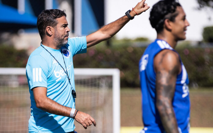 Artur Jorge durante treino preparatório para amistoso contra o Defensor-URU