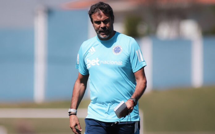 Artur Jorge, técnico do Cruzeiro, em treino na Toca II, em BH