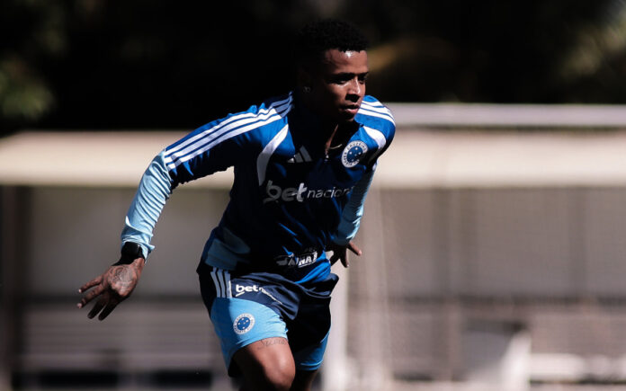 Keny Arroyo durante treino do Cruzeiro na Toca II, em BH