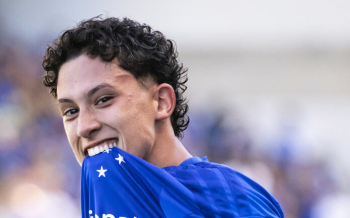 Felipe Morais celebra gol na estreia pelo Cruzeiro