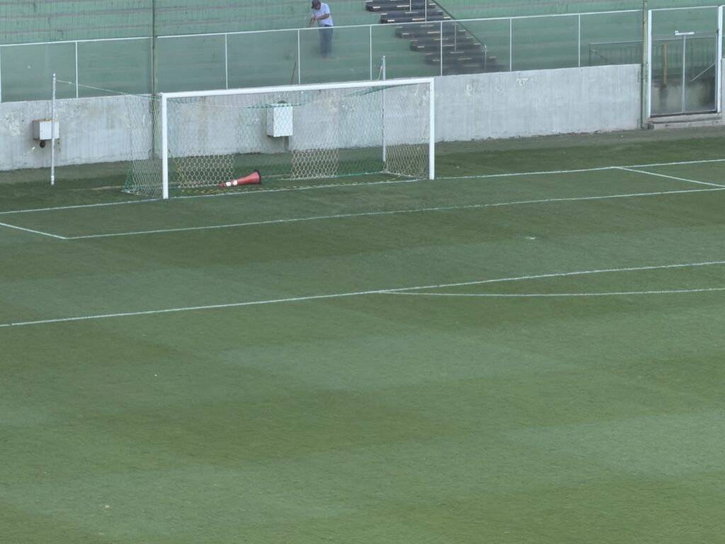 Gramado na grande área do gol do Bloco Minas do Independência