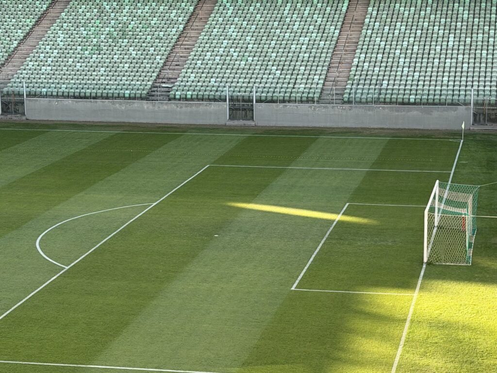 Gramado da grande área de um dos gols do Independência