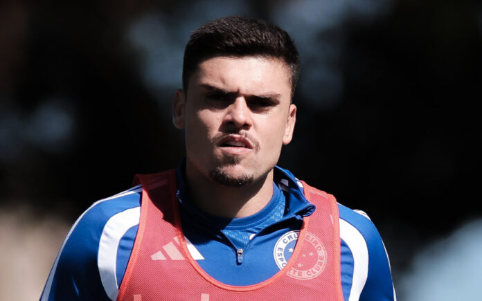 Gabriel Pec, reforço do Cruzeiro, durante treino na Toca II