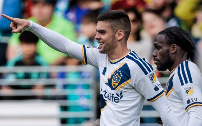 Gabriel Pec comemora gol pelo LA Galaxy